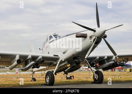 Air Tractor AT-802 Plane N4247U al Farnborough International Airshow 2010, UK. Aeromobili agricoli sviluppati per offrire usi militari. Payload armi Foto Stock