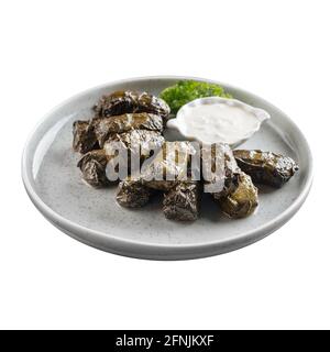 Piatto isolato di foglie ripieni di dolma georgiane Foto Stock