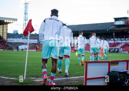 Oakwell Stadium, Barnsley, Yorkshire, Regno Unito. 17 maggio 2021. Campionato di calcio della Lega inglese Calcio, Playoff, Barnsley FC contro Swansea City; la squadra di Swansea entra nel campo Credit: Action Plus Sports/Alamy Live News Foto Stock