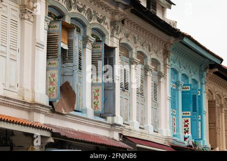 Finestre dipinte di colore luminoso sulle facciate degli edifici in Little India e China Town, vicino a Rochor, a Singapore, nel Sud-est asiatico. Bell'esempio di c Foto Stock