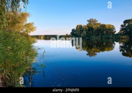Serata tranquilla sul fiume Foto Stock