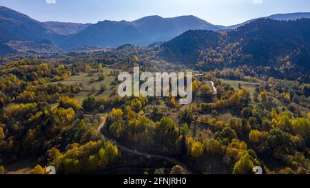 Una foto di alta qualità di colline che si estendono attraverso l'orizzonte sotto il cielo blu. Foto Stock