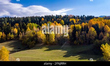 Una foto di alta qualità di colline che si estendono attraverso l'orizzonte sotto il cielo blu. Foto Stock