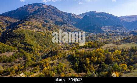 Una foto di alta qualità di colline che si estendono attraverso l'orizzonte sotto il cielo blu. Foto Stock