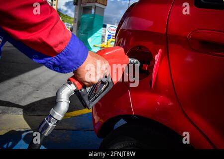 Passo, Narino, Colombia. 16 maggio 2021. Un lavoratore della stazione di rifornimento riempie un'auto con poco carburante in caso di massicce carenze di carburante a causa dell'aumento delle proteste in Colombia contro la brutalità della polizia e i casi di abuso che hanno causato 16 donne in stato di abuso e più di 40 morti negli ultimi 20 giorni dello sciopero nazionale anti-governativo, a Pato, Narino on May 16, 2021 Credit: Camilo Erasso/LongVisual/ZUMA Wire/Alamy Live News Foto Stock