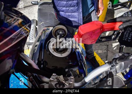 Passo, Narino, Colombia. 16 maggio 2021. Un lavoratore della stazione di rifornimento riempie una motocicletta con poco carburante in caso di massicce carenze di carburante a causa dell'aumento delle proteste in Colombia contro la brutalità della polizia e i casi di abuso che hanno causato 16 vittime e più di 40 morti negli ultimi 20 giorni dello sciopero nazionale anti-governativo, a Pato, Narino on May 16, 2021 Credit: Camilo Erasso/LongVisual/ZUMA Wire/Alamy Live News Foto Stock