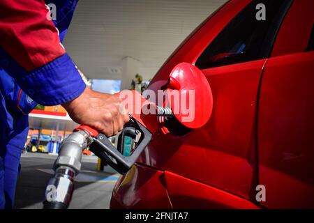 Passo, Narino, Colombia. 16 maggio 2021. Un lavoratore della stazione di rifornimento riempie un'auto con poco carburante in caso di massicce carenze di carburante a causa dell'aumento delle proteste in Colombia contro la brutalità della polizia e i casi di abuso che hanno causato 16 donne in stato di abuso e più di 40 morti negli ultimi 20 giorni dello sciopero nazionale anti-governativo, a Pato, Narino on May 16, 2021 Credit: Camilo Erasso/LongVisual/ZUMA Wire/Alamy Live News Foto Stock