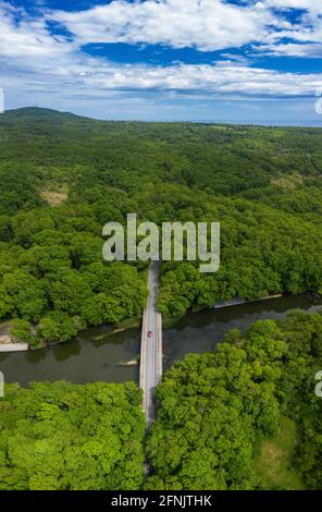 Vista aerea di un ponte sul fiume nel montagna Foto Stock