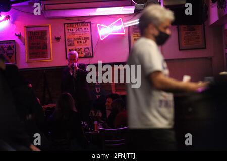 Londra, Inghilterra, Regno Unito. 17 maggio 2021. Non c'è altro che Blues Bar, uno dei locali di musica grassroots più famosi di Soho, apre le sue porte con musica dal vivo più di 5 mesi dopo la chiusura a causa dell'aumento dei casi di coronavirus nel Regno Unito. Il paese è entrato alla sua 3 fase di blocco alleggerendo oggi consentendo caffè, ristoranti, bar e club di accettare clienti al chiuso in gruppi di 6 o 2 famiglie. Credit: Tayfun Salci/ZUMA Wire/Alamy Live News Foto Stock