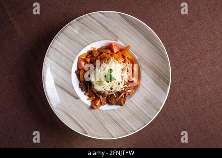 vista dall'alto della pasta con pomodori e formaggi e manzo Foto Stock