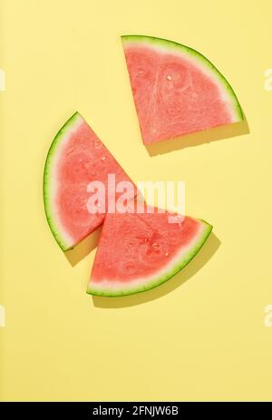 fette di cocomero fresco isolate su sfondo giallo, vista dall'alto Foto Stock