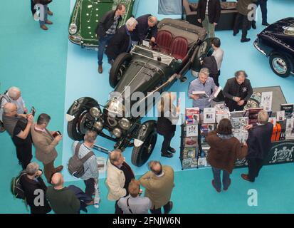 I visitatori ammirano un Bentley da 3/8 litri e 1927 litri al London Classic Car Show 2020 all'Olympia Foto Stock