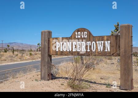 Cartello Pioneer Town. Joshua Tree, California, Stati Uniti. Foto Stock