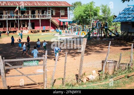 Shan state, Myanmar - 7 gennaio 2020: I bambini giocano all'aperto su un parco giochi di una scuola rurale vicino al lago Inle Foto Stock