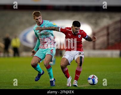 Barnsley, Inghilterra, 17 maggio 2021. Alex Mowatt di Barnsley si accovaglia con Jay Fulton di Swansea City durante la partita del campionato Sky Bet a Oakwell, Barnsley. Il credito immagine dovrebbe essere: Andrew Yates / Sportimage Credit: Sportimage/Alamy Live News Foto Stock