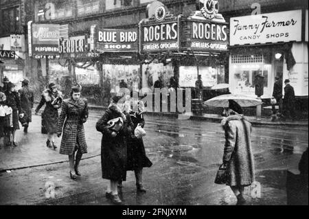 Street Scene on Snowy Day, Providence, Rhode Island, USA, Jack Delano, Ufficio delle informazioni di guerra degli Stati Uniti, dicembre 1940 Foto Stock