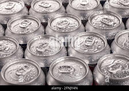 Lattine di bevande fredde con condensa Foto Stock