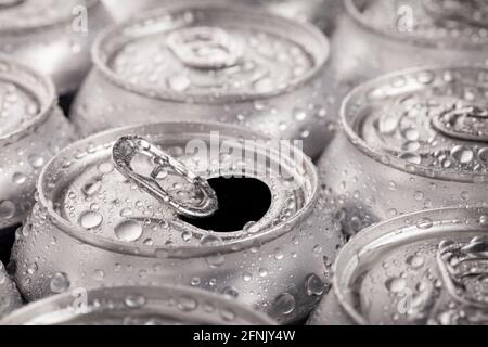 Lattine di bevande fredde con condensa Foto Stock