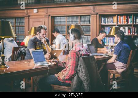 Persone che lavorano e studiano nella biblioteca pubblica di New York Foto Stock