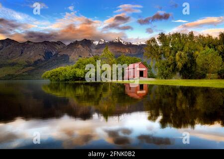 Il famoso Red Shed di Glenorchy con alti livelli di lago Foto Stock