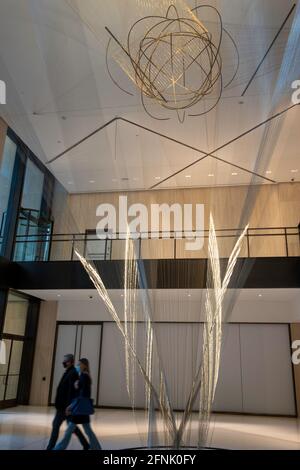 'Flight' Wire Sculpture di Richard Lippold nell'ex Pan am Building, 200 Park Avenue, ora MetLife Building, New York City, USA Foto Stock