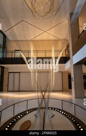 'Flight' Wire Sculpture di Richard Lippold nell'ex Pan am Building, 200 Park Avenue, ora MetLife Building, New York City, USA Foto Stock