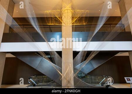 'Flight' Wire Sculpture di Richard Lippold nell'ex Pan am Building, 200 Park Avenue, ora MetLife Building, New York City, USA Foto Stock