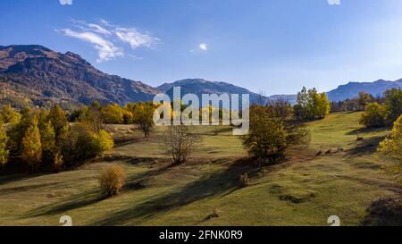 Una foto di alta qualità di colline che si estendono attraverso l'orizzonte sotto il cielo blu. Foto Stock