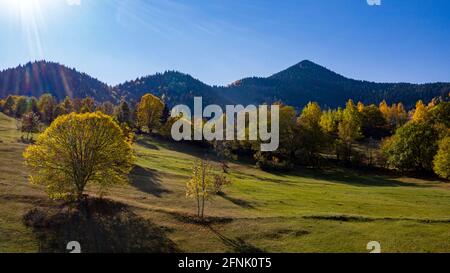 Una foto di alta qualità di colline che si estendono attraverso l'orizzonte sotto il cielo blu. Foto Stock