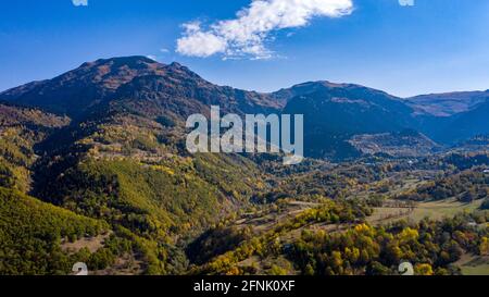 Una foto di alta qualità di colline che si estendono attraverso l'orizzonte sotto il cielo blu. Foto Stock