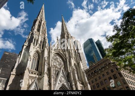 Guardando le guglie sulla Cattedrale di San Patrizio, NYC, STATI UNITI D'AMERICA Foto Stock