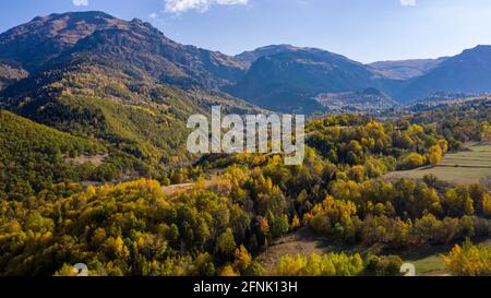 Una foto di alta qualità di colline che si estendono attraverso l'orizzonte sotto il cielo blu. Foto Stock