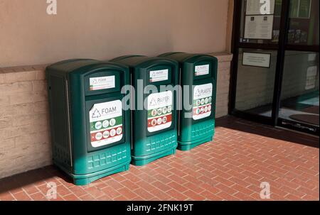 Tre tipi di contenitori per il riciclaggio (schiuma, carta e plastica) al di fuori di un supermercato in Florida, Stati Uniti. Foto Stock