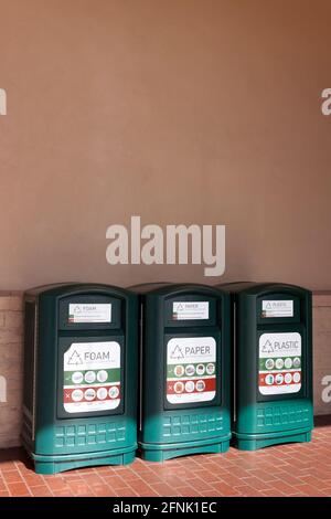 Tre tipi di contenitori per il riciclaggio (schiuma, carta e plastica) al di fuori di un supermercato in Florida, Stati Uniti. Foto Stock