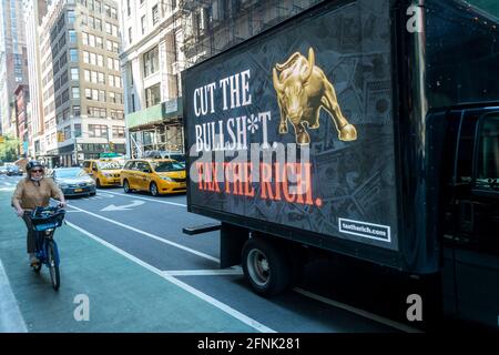 New York, Stati Uniti. 17 maggio 2021. I manifestanti di Patriotic Millionaires tengono una tassa il rally ricco fuori dell'edificio di appartamento di Jeff Bezos a Nomad a New York lunedì 17 maggio 2021. Il gruppo sta usando il giorno di imposta per chiedere che il codice di imposta sia modificato per richiedere ai ricchi di pagare la loro giusta quota. (ÂPhoto di Richard B. Levine) Credit: Sipa USA/Alamy Live News Foto Stock