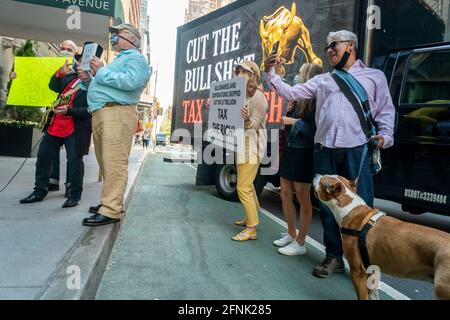 New York, Stati Uniti. 17 maggio 2021. I manifestanti di Patriotic Millionaires tengono una tassa il rally ricco fuori dell'edificio di appartamento di Jeff Bezos a Nomad a New York lunedì 17 maggio 2021. Il gruppo sta usando il giorno di imposta per chiedere che il codice di imposta sia modificato per richiedere ai ricchi di pagare la loro giusta quota. (ÂPhoto di Richard B. Levine) Credit: Sipa USA/Alamy Live News Foto Stock