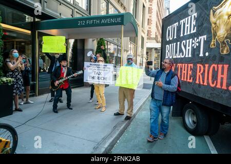 New York, Stati Uniti. 17 maggio 2021. I manifestanti di Patriotic Millionaires tengono una tassa il rally ricco fuori dell'edificio di appartamento di Jeff Bezos a Nomad a New York lunedì 17 maggio 2021. Il gruppo sta usando il giorno di imposta per chiedere che il codice di imposta sia modificato per richiedere ai ricchi di pagare la loro giusta quota. (ÂPhoto di Richard B. Levine) Credit: Sipa USA/Alamy Live News Foto Stock