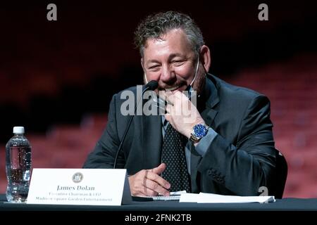 New York, USA, 17 maggio 2021. James Dolan, Executive Chairman e CEO di Madison Square Garden Sports, annuncia nuove linee guida e sollecita le persone a vaccinarsi durante una conferenza stampa con il governatore di New York Andrew Cuomo alla radio City Music Hall. Il governatore Cuomo ha dichiarato: "Adotteremo i CDC nuovi orientamenti e regolamenti sulle maschere e le distanze sociali per le persone vaccinate. Secondo la guida del CDC, le persone immunocompromessi e le persone vaccinate dovrebbero continuare a indossare una maschera e una distanza sociale, ma se si è vaccinati, si è sicuri. Nessuna maschera, nessun allontanamento sociale'. Credito: Enrique SH Foto Stock