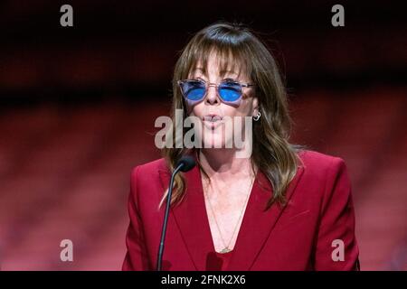 New York, USA, 17 maggio 2021. Jane Rosenthal, CEO e Presidente Esecutivo di Tribeca Enterprises parla accanto al governatore di New York Andrew Cuomo alla radio City Music Hall per annunciare il ritorno del Tribeca Film Festival con la cerimonia di chiusura in quel luogo solo per le persone vaccinate. Il governatore Cuomo ha dichiarato: "Adotteremo i CDC nuovi orientamenti e regolamenti sulle maschere e le distanze sociali per le persone vaccinate. Secondo la guida del CDC, le persone immunocompromessi e le persone vaccinate dovrebbero continuare a indossare una maschera e una distanza sociale, ma se si è vaccinati, si è sicuri. Nessuna maschera, nessun di sociale Foto Stock