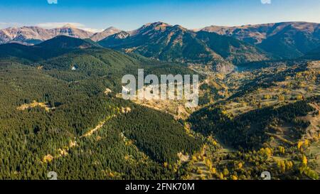 Una foto di alta qualità di colline che si estendono attraverso l'orizzonte sotto il cielo blu. Foto Stock