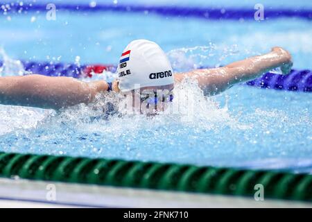 Budapest, Ungheria. 17 maggio 2021. BUDAPEST, UNGHERIA - MAGGIO 17: Tessa Giele dei Paesi Bassi in gara al Campionato europeo di Aquatica femminile 100m Butterfly in occasione del LEN European Aquatics Championships Nuoto alla Duna Arena il 17 maggio 2021 a Budapest, Ungheria (Foto di Marcel ter Bals/Orange Pictures) Credit: Orange Pics BV/Alamy Live News Credit: Orange Pics BV/Alamy Live News Foto Stock