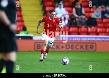 Oakwell, Barnsley, Inghilterra - 17 maggio 2021 Dominik Frieser (28) di Barnsley durante il gioco Barnsley contro Swansea City, Sky Bet EFL Championship Gioca 2020/21, a Oakwell, Barnsley, Inghilterra - 17 maggio 2021 Credit: Arthur Haigh/WhiteRosePhotos/Alamy Live News Foto Stock