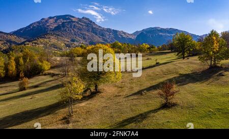 Una foto di alta qualità di colline che si estendono attraverso l'orizzonte sotto il cielo blu. Foto Stock