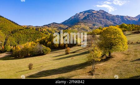 Una foto di alta qualità di colline che si estendono attraverso l'orizzonte sotto il cielo blu. Foto Stock