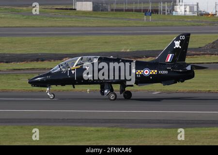 XX200, un BAe Hawk T1A nei colori di 100 Squadron, Royal Air Force, che arriva all'aeroporto di Prestwick, Ayrshire in preparazione alla sua partecipazione all'esercizio Joint Warrior 21-1. Foto Stock