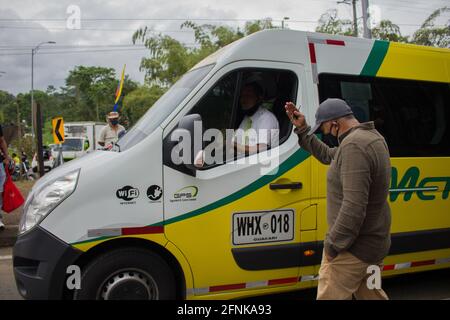 Dosquebradas, Risaralda, Colombia. 17 maggio 2021. Camionisti e dimostranti danno il posto ai veicoli sul blocco come i camionisti nazionali sciopero a Dosquebradas- Santa Rosa de Cabal cerchio di traffico Risaralda, Colombia 17 maggio, 2021. Come parte delle proteste anti-governative in Colombia, che hanno portato almeno 40 morti in 20 giorni di manifestazione contro la brutalità della polizia, e le riforme sanitarie e fiscali del presidente Ivan Duque. Credit: Sebastian Osorio/LongVisual/ZUMA Wire/Alamy Live News Foto Stock