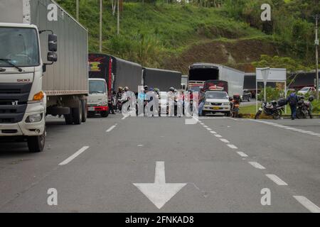 Dosquebradas, Risaralda, Colombia. 17 maggio 2021. Camionisti e dimostranti partecipano ad un blocco come i camionisti nazionali sciopero a Dosquebradas- Santa Rosa de Cabal cerchio di traffico Risaralda, Colombia 17 maggio, 2021. Come parte delle proteste anti-governative in Colombia, che hanno portato almeno 40 morti in 20 giorni di manifestazione contro la brutalità della polizia, e le riforme sanitarie e fiscali del presidente Ivan Duque. Credit: Sebastian Osorio/LongVisual/ZUMA Wire/Alamy Live News Foto Stock