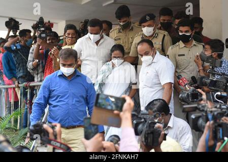 Kolkata, India. 17 maggio 2021. KOLKATA, INDIA - MAGGIO 17: Il ministro capo del Bengala occidentale Mamata Banerjee lascia l'ufficio CBI dopo l'arresto di due ministri TMC e di due leader TMC nel caso dell'operazione Narada Sting, a Nizam Palace il 17 maggio 2021 a Kolkata, India. Il CBI di lunedì ha arrestato i ministri di stato Firhad Hakim, Subrata Mukherjee, TMC MLA Madan Mitra, nonché l'ex ministro Sovan Chatterjee in relazione al caso Narada sting in cui i politici sono stati presumibilmente presi a prendere soldi con la macchina fotografica. (Foto di Samir Jana/Hindustan Times/Sipa USA) Credit: Sipa USA/Alamy Live News Foto Stock