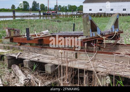 Rampa di barca trascurata sulle ruote dalla nave Britannia Heritage Cantiere a Steveston British Columbia Canada Foto Stock