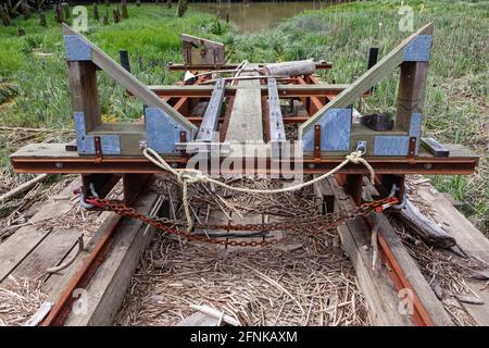 Rampa di barca trascurata sulle ruote dalla nave Britannia Heritage Cantiere a Steveston British Columbia Canada Foto Stock